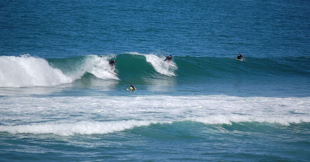 vague-surf-israel